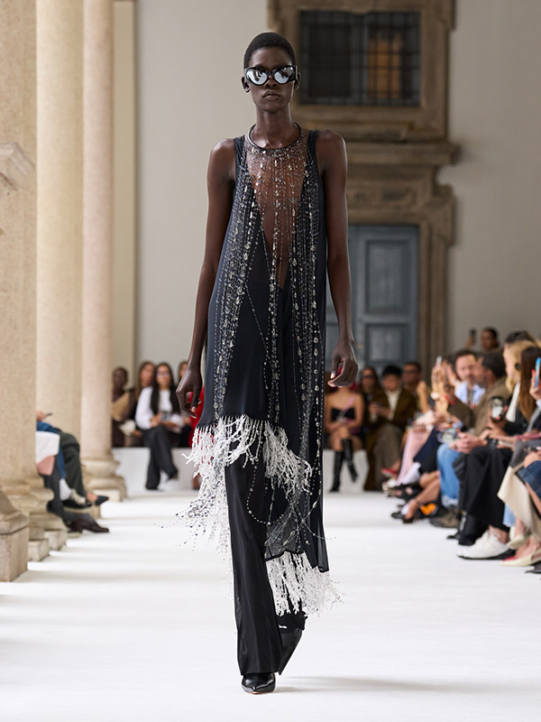 【Max Mara Sfilata】RUNWAYコットンツイルドレス Max Mara Spring 2025 Fashion Show | The Impression